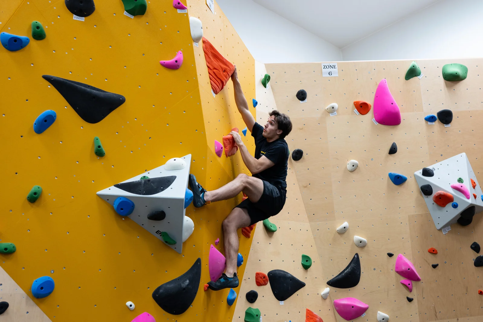ROCK CLIMBING ZONE